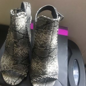 Women snakeskin block heels size 8